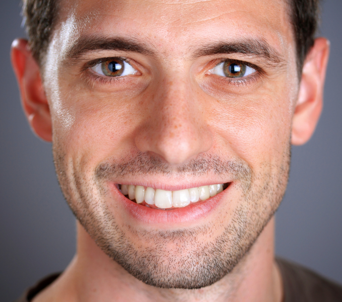 man met gezond gebit